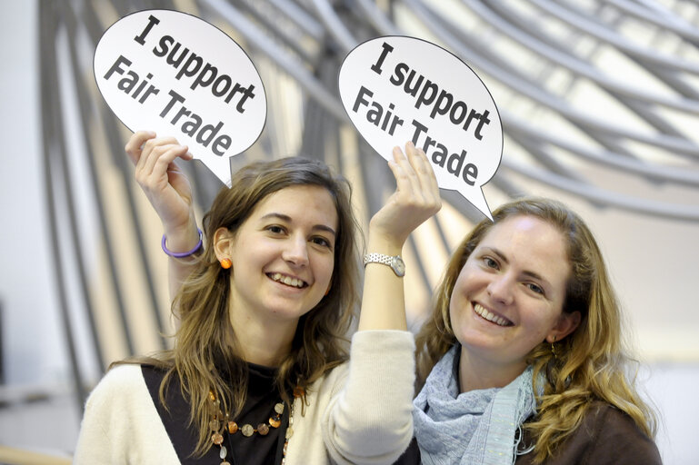 Fotografie 8: Meps with Fair Trade props