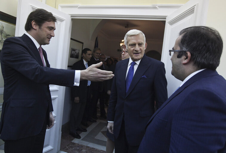 Fotagrafa 5: President of the European Parliament Jerzy Bruzek, center, meets the leader of the main opposition party PSD, Passos Coelho, on the left, in Lisbon on February 18, 2011.