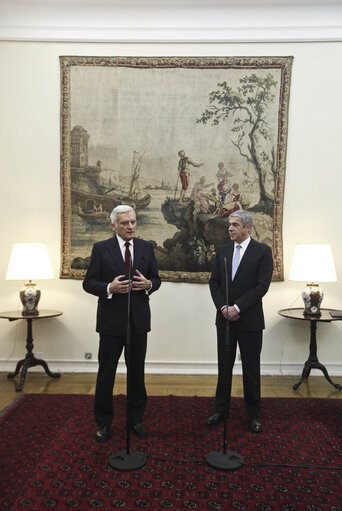 Fotagrafa 30: President of the European Parliament Jerzy Bruzek, on the left, answers media with Portuguese Prime Minister, Jose Socrates at the Pal·cio de S„o Bento, the Parliament building in Lisbon on February 17, 2011.