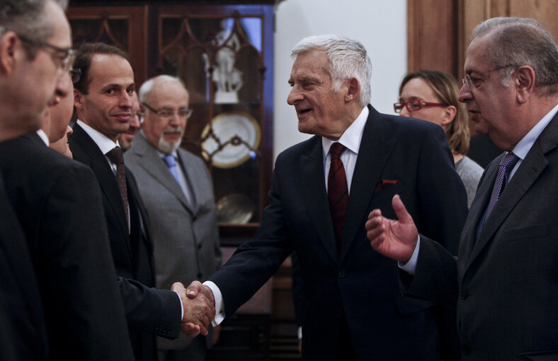 Fotagrafa 18: President of the European Parliament Jerzy Bruzek, center, visits with Portuguese Parliament's President Jaime Gama, right, the Pal·cio de S„o Bento, the Parliament building in Lisbon on February 17, 2011.