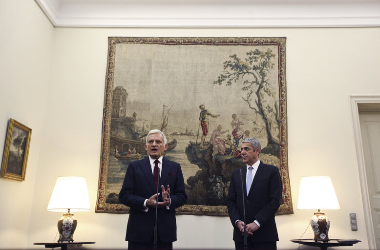 Fotagrafa 31: President of the European Parliament Jerzy Bruzek, on the left, answers media with Portuguese Prime Minister, Jose Socrates at the Pal·cio de S„o Bento, the Parliament building in Lisbon on February 17, 2011.