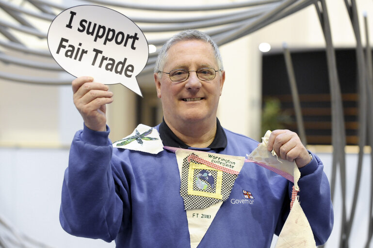 Foto 28: Meps with Fair Trade props