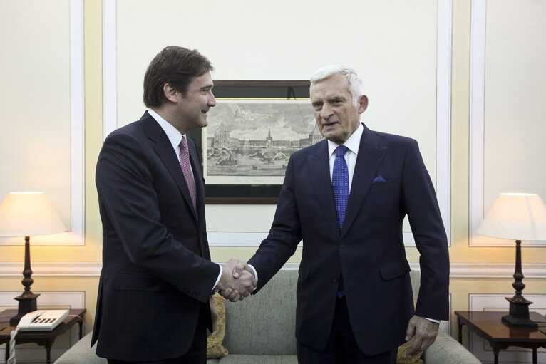 Fotografia 11: President of the European Parliament Jerzy Bruzek, on the right, meets the leader of the main opposition party PSD, Passos Coelho, in Lisbon on February 18, 2011.