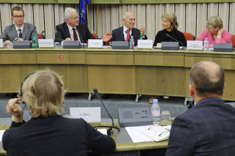 Fotografija 2: Exchange of views on World group on middle east with Stephen HESSEL.