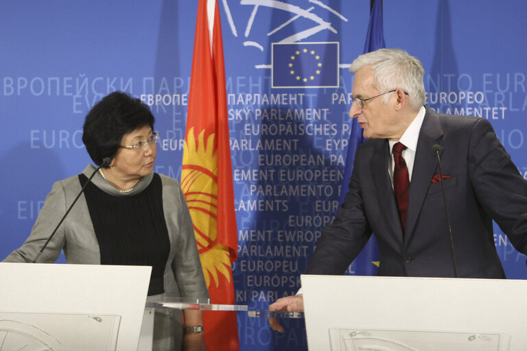 Foto 8: Press Point by: EP President Jerzy Buzek - Roza Isakovna Otunbayeva, President of Kyrgyzstan