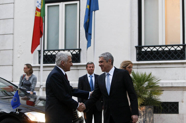 Fotagrafa 40: President of the European Parliament Jerzy Bruzek, on the left, shakes hands with Portuguese Prime Minister, Jose Socrates at the Pal·cio de S„o Bento, the Parliament building in Lisbon on February 17, 2011.