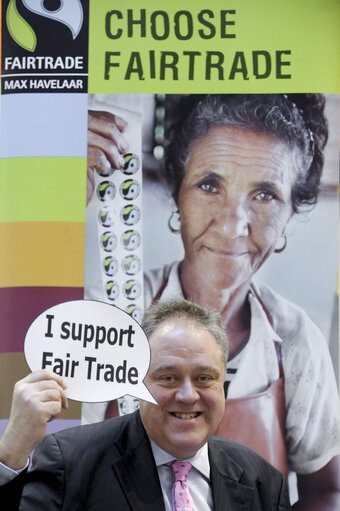 Foto 22: Meps with Fair Trade props