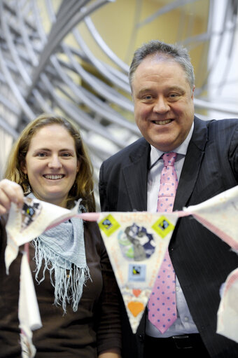 Fotografie 23: Meps with Fair Trade props