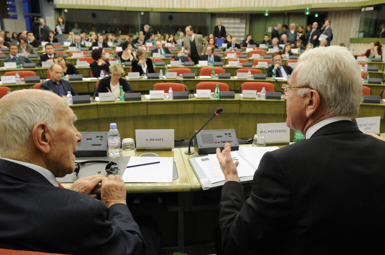 Fotografija 14: Exchange of views on World group on middle east with Stephen HESSEL.