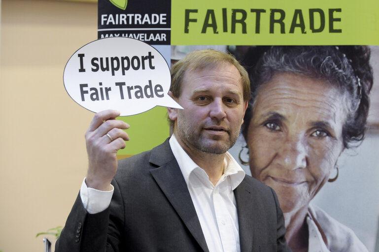 Foto 17: Meps with Fair Trade props