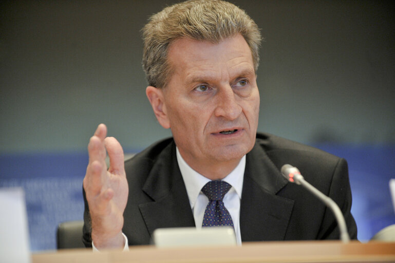 Valokuva 23: Meeting on nuclear plant situation in Japan  Exchange of views with Günther OETTINGER, European Commissioner for Energy  Committee on Industry, Research and Energy