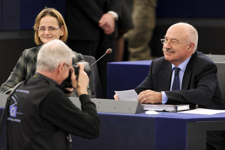 Photo 9 : Ceremonial signing of co-decision legislation: Citizens' initiative