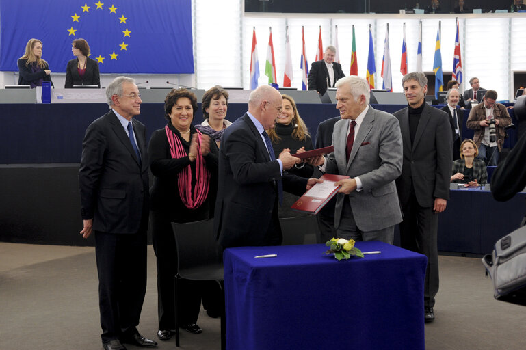 Photo 4 : Ceremonial signing of co-decision legislation: Citizens' initiative