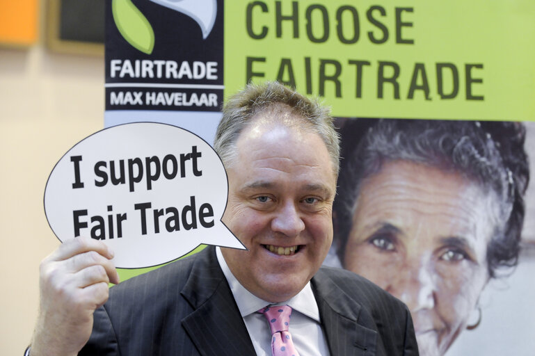 Fotografie 21: Meps with Fair Trade props