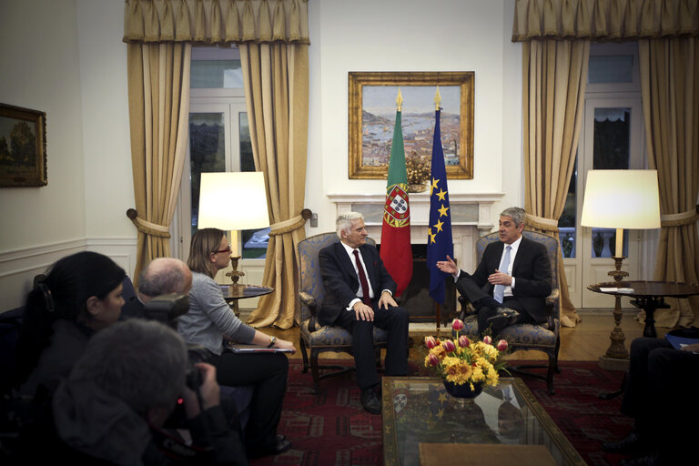 Fotagrafa 33: President of the European Parliament Jerzy Bruzek, on the left, confers with Portuguese Prime Minister, Jose Socrates at the Pal·cio de S„o Bento, the Parliament building in Lisbon on February 17, 2011.