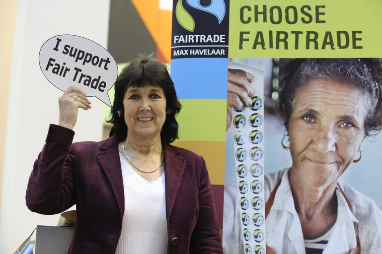 Foto 12: Meps with Fair Trade props