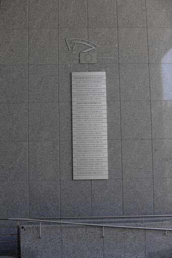 Fotografi 1: Plaque PE Multilingue