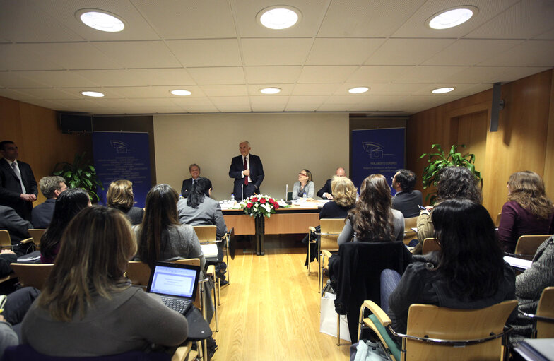 Fotagrafa 13: President of the European Parliament Jerzy Bruzek, center, meets with the youngsters, students of the European Affairs Course at EPO in the European Center Jean Monnet in Lisbon on February 17, 2011.