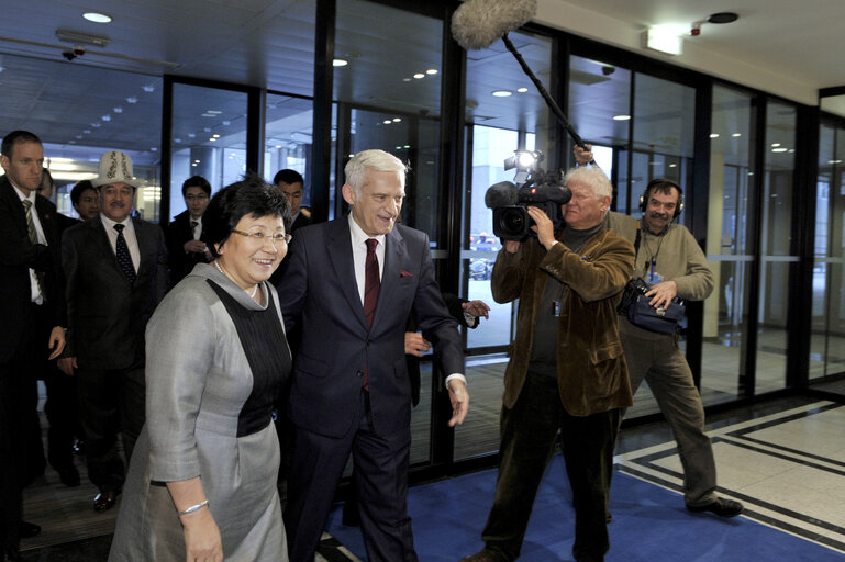 Foto 3: EP President Jerzy BUZEK, Roza Isakovna OTUNBAYEVA