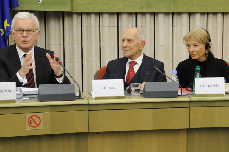 Fotografija 12: Exchange of views on World group on middle east with Stephen HESSEL.