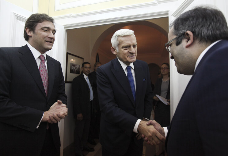 Fotagrafa 6: President of the European Parliament Jerzy Bruzek, center, meets the leader of the main opposition party PSD, Passos Coelho, on the left, in Lisbon on February 18, 2011.