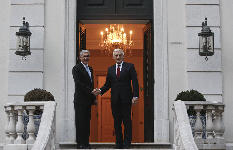 Fotagrafa 15: President of the European Parliament Jerzy Bruzek, center, shakes hands with Portuguese Prime Minister, Jose Socrates at the Pal·cio de S„o Bento, the Parliament building in Lisbon on February 17, 2011.