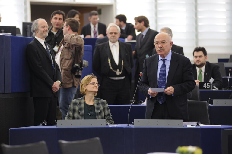 Photo 8 : Ceremonial signing of co-decision legislation: Citizens' initiative