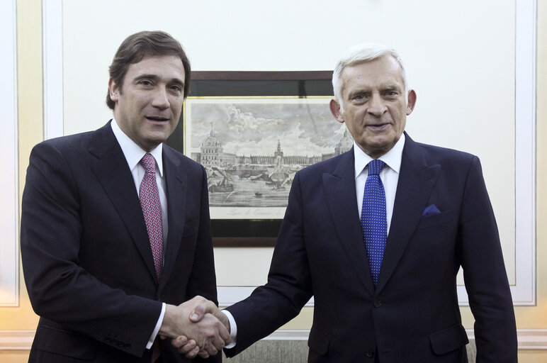 Fotografia 10: President of the European Parliament Jerzy Bruzek, on the right, meets the leader of the main opposition party PSD, Passos Coelho, in Lisbon on February 18, 2011.