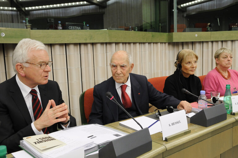 Fotografija 11: Exchange of views on World group on middle east with Stephen HESSEL.