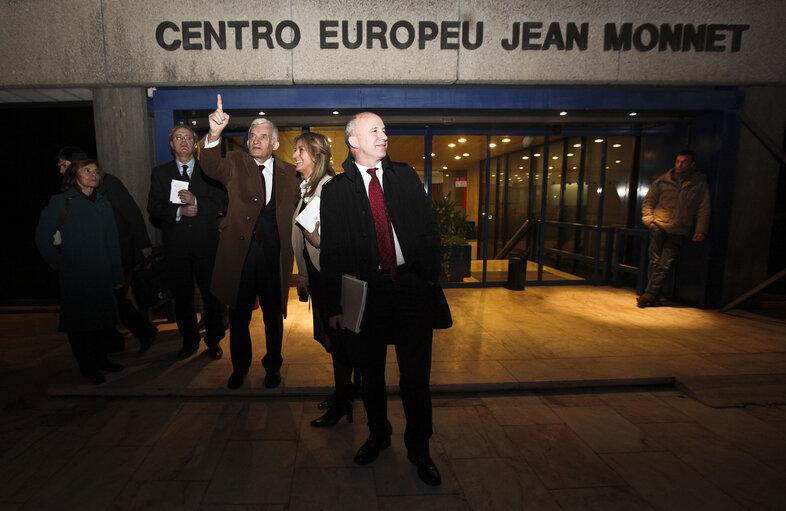 Fotagrafa 1: President of the European Parliament Jerzy Bruzek, 3rd-left, leaves the meeting with youngsters, students of the European Affairs Course at EPO in the European Center Jean Monnet in Lisbon on February 17, 2011.