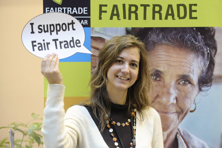 Fotografie 9: Meps with Fair Trade props