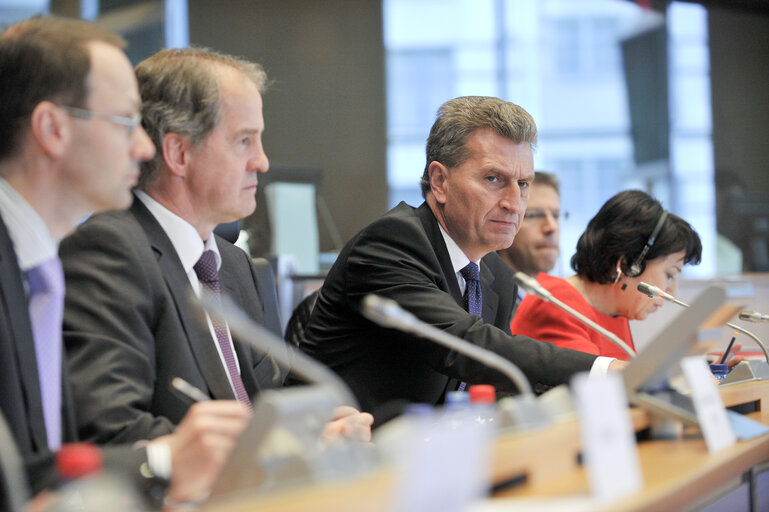 Valokuva 25: Meeting on nuclear plant situation in Japan  Exchange of views with Günther OETTINGER, European Commissioner for Energy  Committee on Industry, Research and Energy