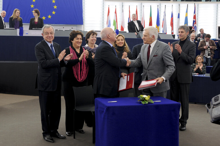 Photo 3 : Ceremonial signing of co-decision legislation: Citizens' initiative