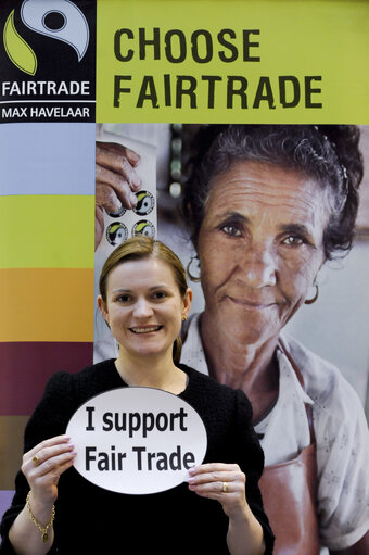 Fotografie 25: Meps with Fair Trade props