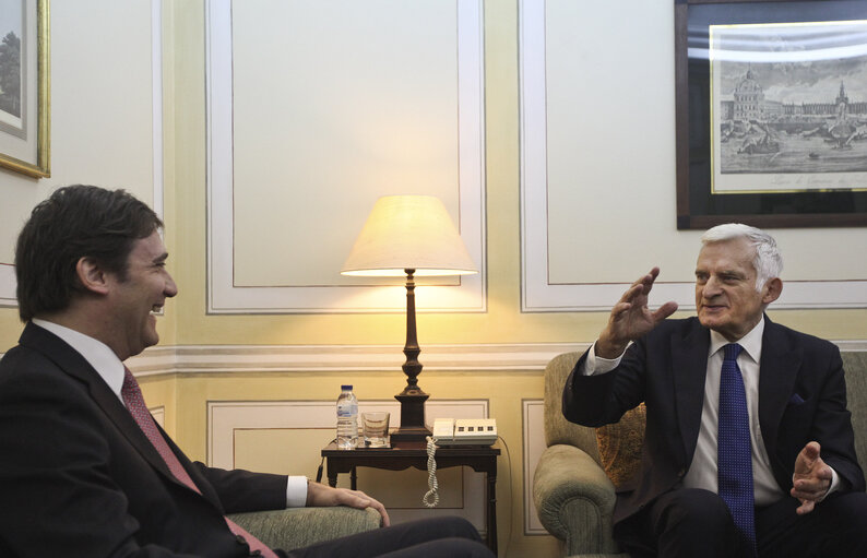 Fotografia 8: President of the European Parliament Jerzy Bruzek, on the right, meets the leader of the main opposition party PSD, Passos Coelho, in Lisbon on February 18, 2011.