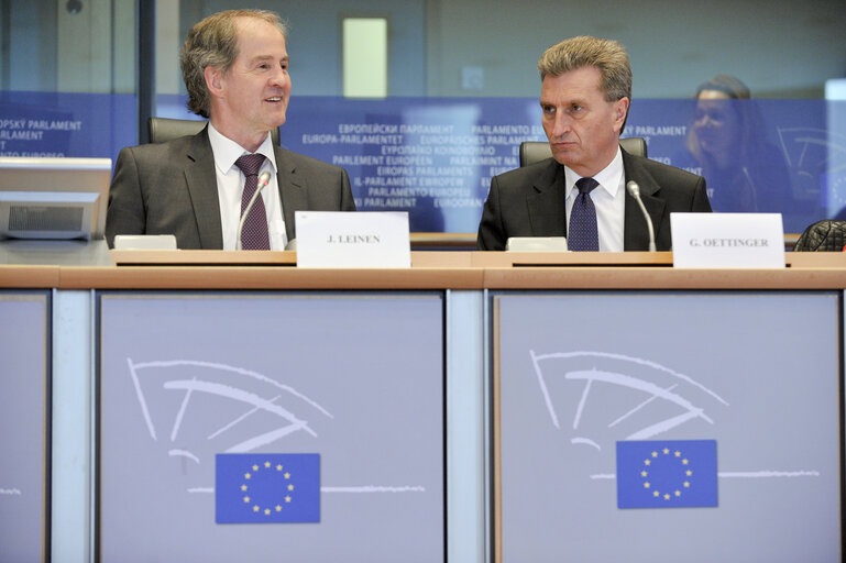 Valokuva 8: Meeting on nuclear plant situation in Japan  Exchange of views with Günther OETTINGER, European Commissioner for Energy  Committee on Industry, Research and Energy