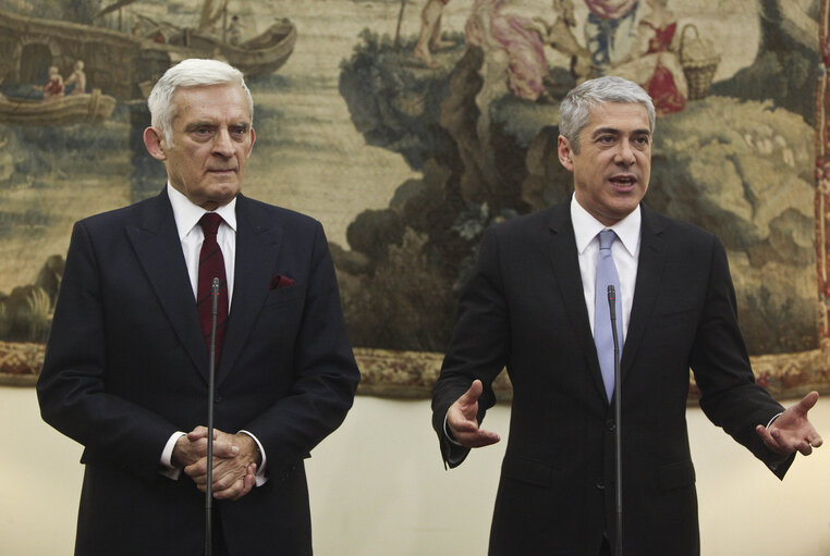 Fotagrafa 29: President of the European Parliament Jerzy Bruzek, on the left, answers media with Portuguese Prime Minister, Jose Socrates at the Pal·cio de S„o Bento, the Parliament building in Lisbon on February 17, 2011.