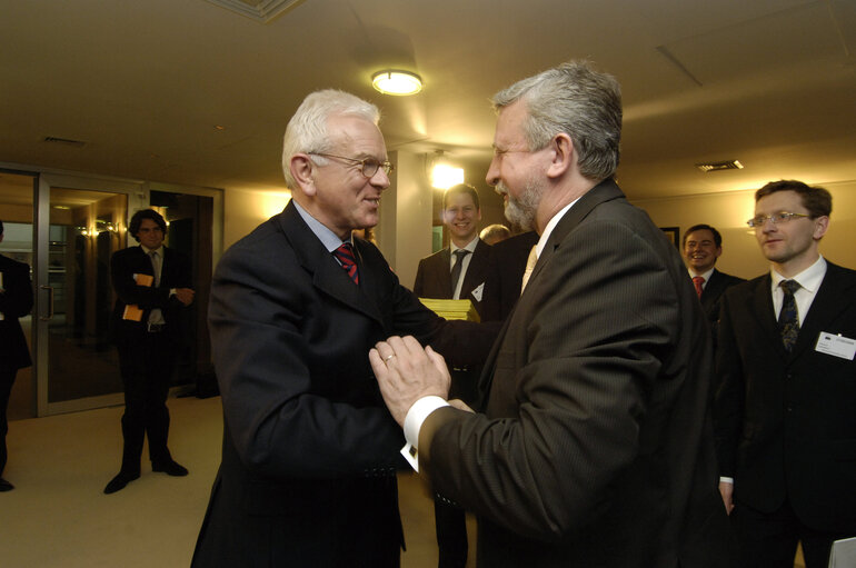 Valokuva 16: Hans-Gert Pöttering, EP President, meets with a delegation of the Belarussian opposition led by Mr Aliaksandr Milinkevich, 2006 Sakharov Prize laureate, and Mr Seviarynets, Co-Chairman of the Belarussian Christian Democratic Party, in Brussels