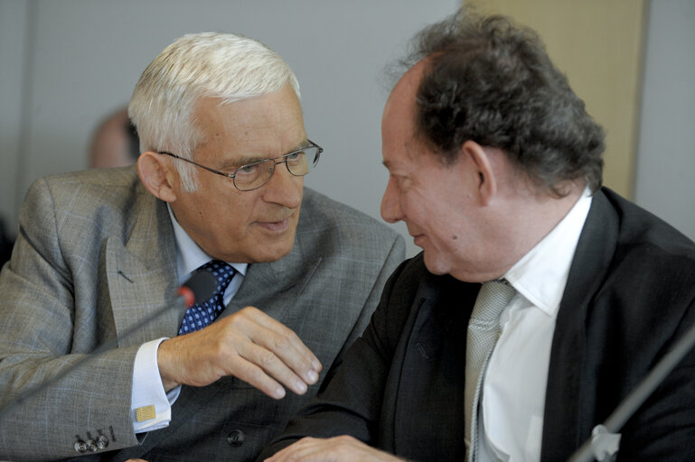 Φωτογραφία 6: Jerzy Buzek, EP President, and Vice-President Edward McMillan-Scott take part in a teleconference between the US Congress and the European Parliament