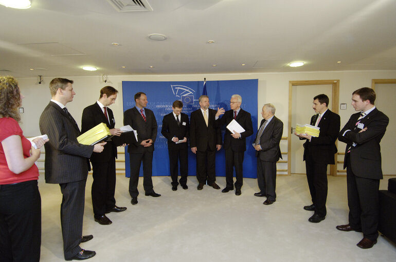 Valokuva 9: Hans-Gert Pöttering, EP President, meets with a delegation of the Belarussian opposition led by Mr Aliaksandr Milinkevich, 2006 Sakharov Prize laureate, and Mr Seviarynets, Co-Chairman of the Belarussian Christian Democratic Party, in Brussels