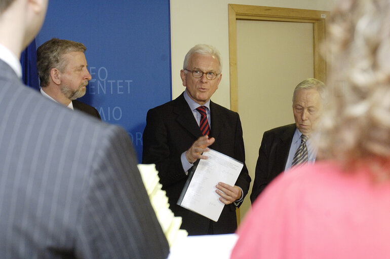 Valokuva 7: Hans-Gert Pöttering, EP President, meets with a delegation of the Belarussian opposition led by Mr Aliaksandr Milinkevich, 2006 Sakharov Prize laureate, and Mr Seviarynets, Co-Chairman of the Belarussian Christian Democratic Party, in Brussels