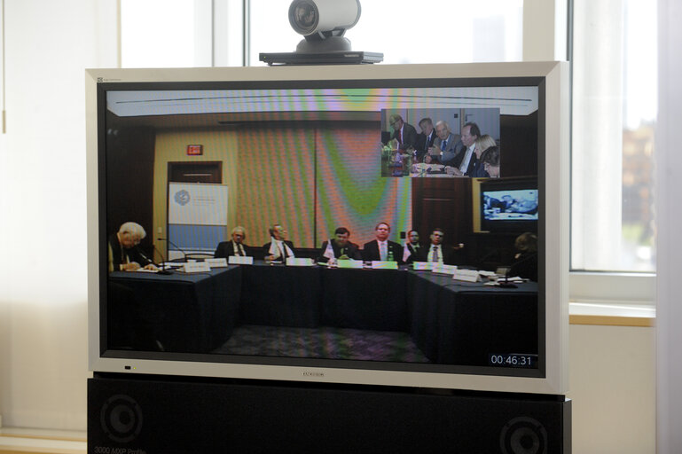 Φωτογραφία 2: Jerzy Buzek, EP President, and Vice-President Edward McMillan-Scott take part in a teleconference between the US Congress and the European Parliament