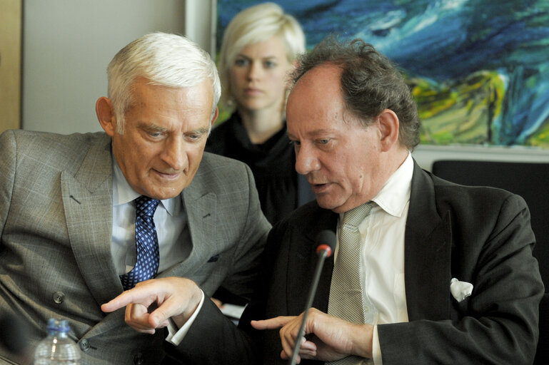 Φωτογραφία 9: Jerzy Buzek, EP President, and Vice-President Edward McMillan-Scott take part in a teleconference between the US Congress and the European Parliament