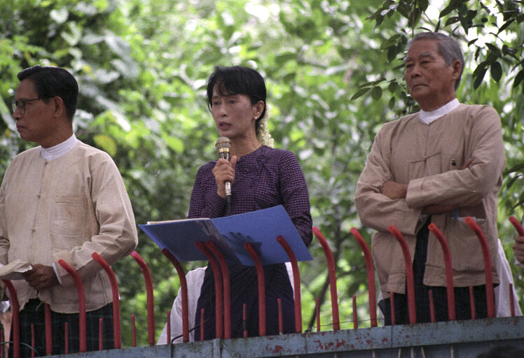 1990 Sakharov Prize laureate Aung San Suu Kyi delivers a speech at her residence in Rangoon, Burma, in August 1996