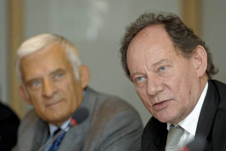 Φωτογραφία 1: Jerzy Buzek, EP President, and Vice-President Edward McMillan-Scott take part in a teleconference between the US Congress and the European Parliament