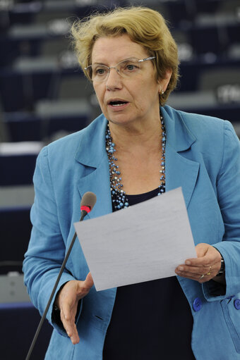 Foto 9: Plenary Session Week 19           Meps in Strasbourg Hemicycle