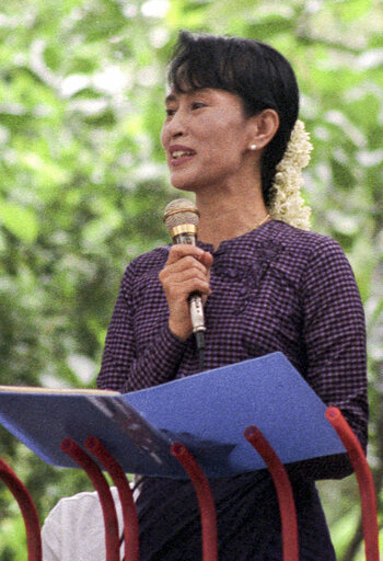 1990 Sakharov Prize laureate Aung San Suu Kyi delivers a speech at her residence in Rangoon, Burma, in August 1996