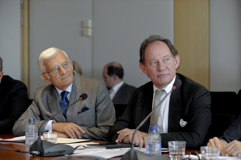 Φωτογραφία 7: Jerzy Buzek, EP President, and Vice-President Edward McMillan-Scott take part in a teleconference between the US Congress and the European Parliament