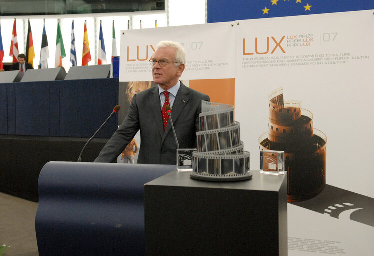 Fotografija 10: The Lux Prize 2007 is awarded to Fatih Akin for the film Auf der anderen Seite (The Edge of Heaven) during a ceremony in Strasbourg