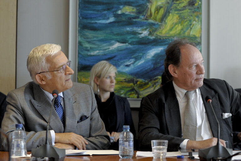 Φωτογραφία 8: Jerzy Buzek, EP President, and Vice-President Edward McMillan-Scott take part in a teleconference between the US Congress and the European Parliament